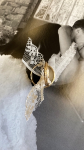 Zarter Trauring mit Kordel mittig